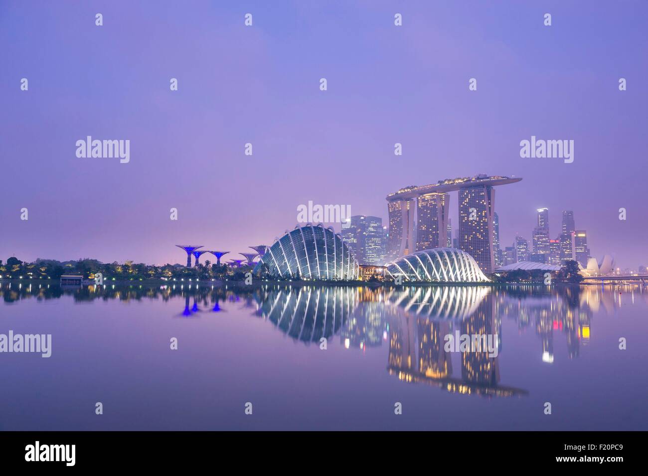 Marina Bay, Singapour, jardin par la baie, Marina Bay Sands Hotel, le Musée des Arts et des Sciences de l'horizon de la bande du quartier financier Banque D'Images