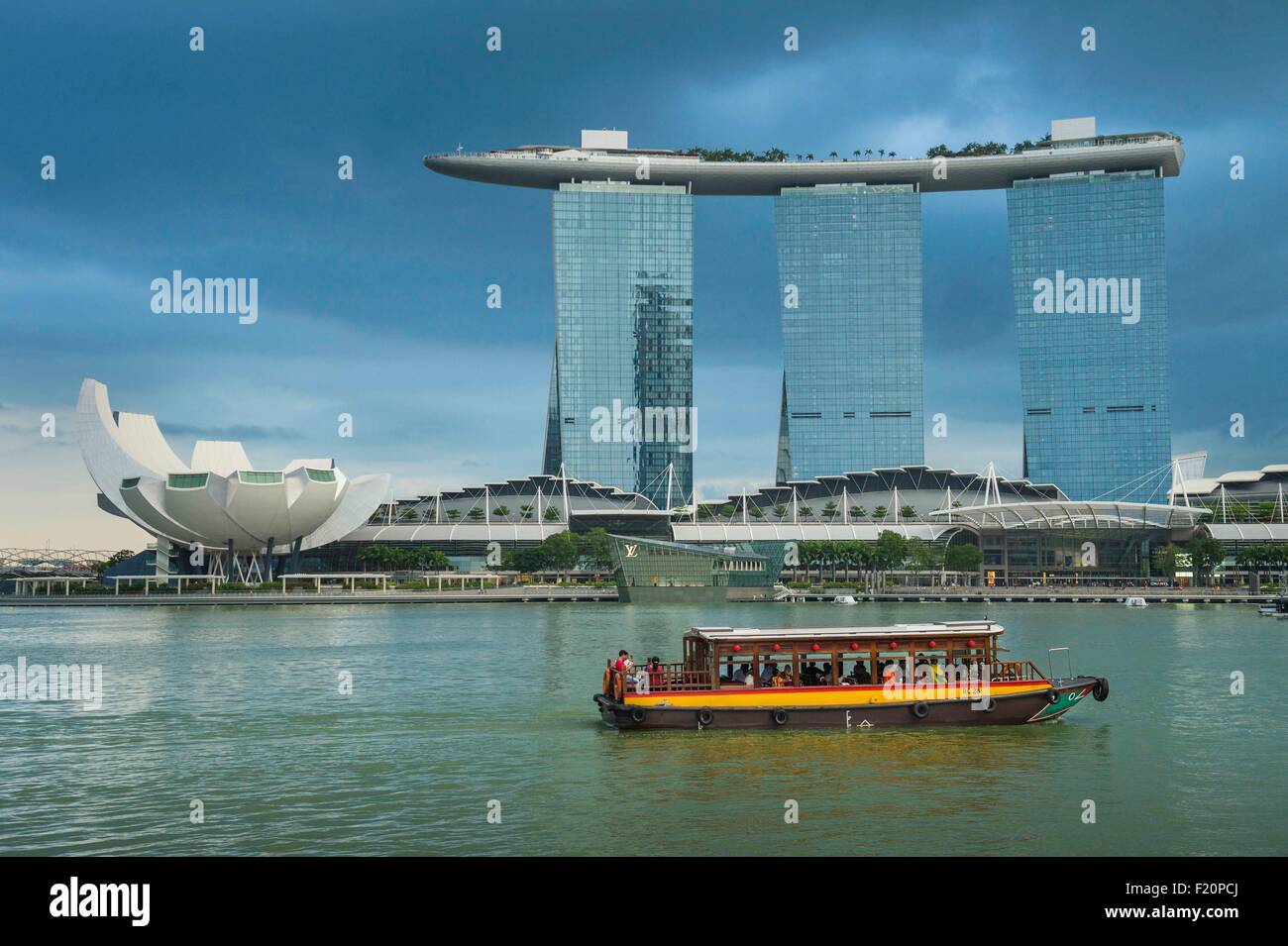 Singapour, Marina Bay, Marina Bay Sands Hôtel de luxe ouvert en 2010 et le Musée des Arts et des Sciences avec sa forme de fleur de lotus construit par l'architecte Moshe Safdie Banque D'Images