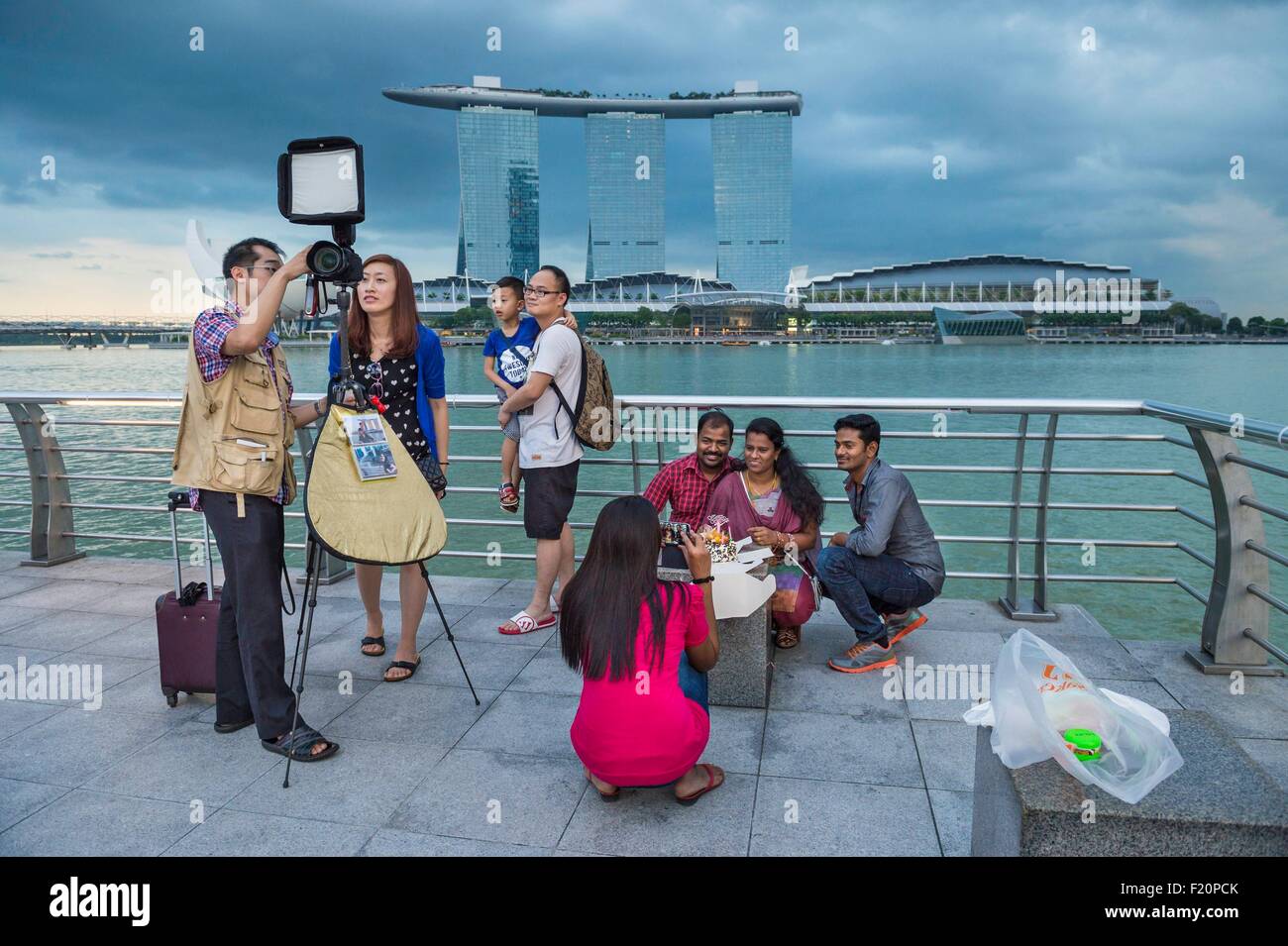 Singapour, Marina Bay, Marina Bay Sands Hôtel de luxe ouvert en 2010 et le Musée des Arts et des Sciences avec sa forme de fleur de lotus construit par l'architecte Moshe Safdie, touristes prenant des photos de Merlion Park Banque D'Images