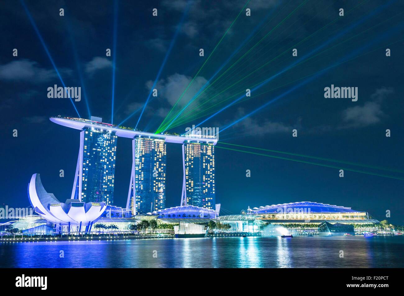 Marina Bay, Singapour, Marina Bay Sands, hôtel de luxe ouvert en 2010 et le Musée des Arts et des sciences construit comme une forme de fleur de lotus par l'architecte Moshe Safdie Banque D'Images