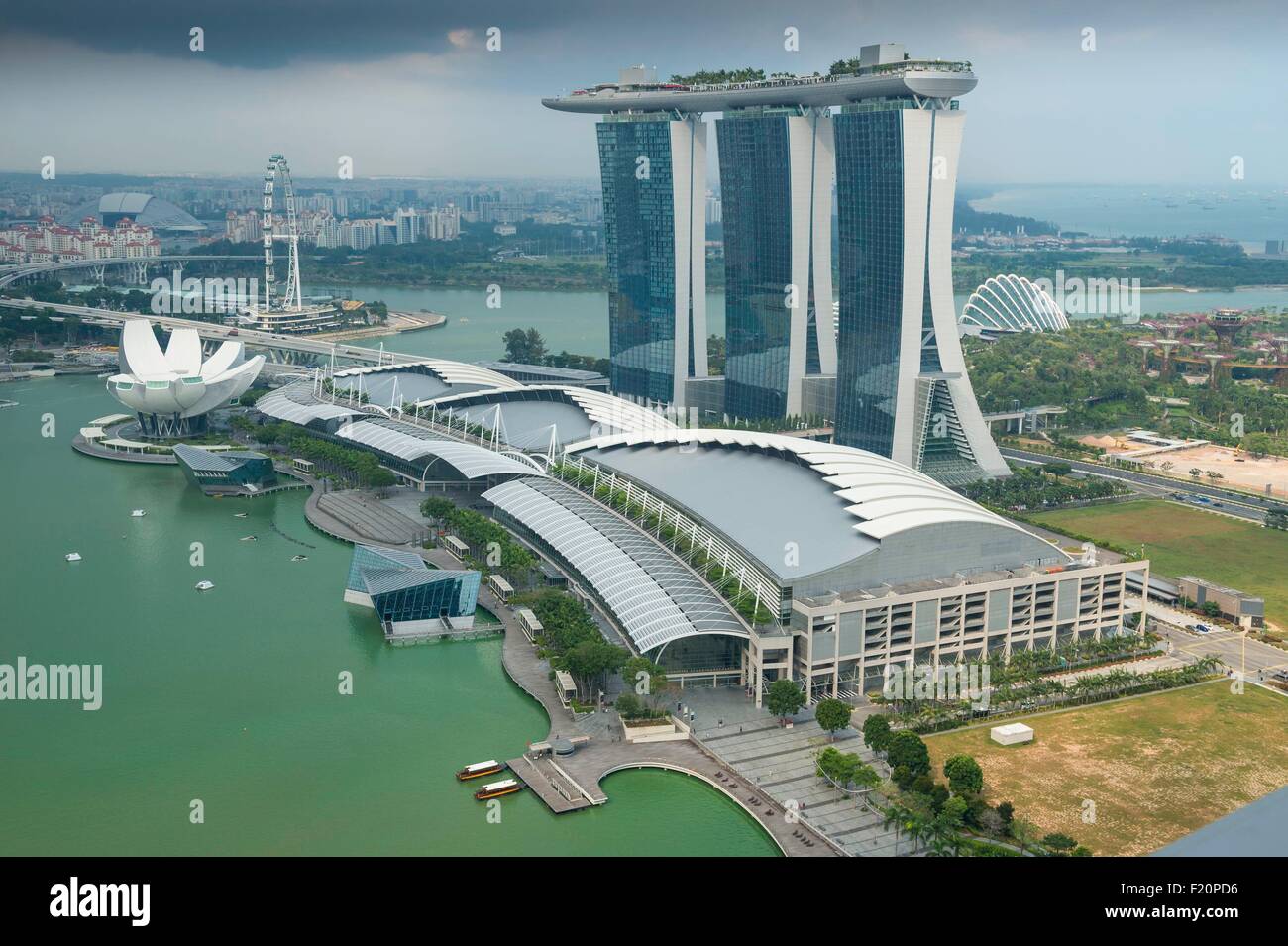 Marina Bay, Singapour, Marina Bay Sands, hôtel de luxe ouvert en 2010 et le Musée des Arts et des sciences construit comme une forme de fleur de lotus par l'architecte Moshe Safdie Banque D'Images