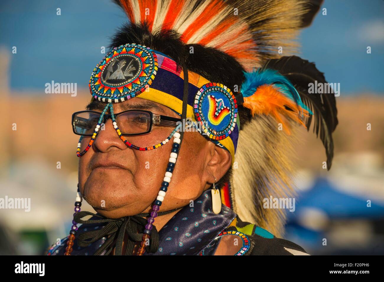 United States, Arizona, Window Rock, Festival Navajo Nation navajo, juste de porter des vêtements de cérémonie (regalia) avant un Pow-wow (danses traditionnelles) Banque D'Images