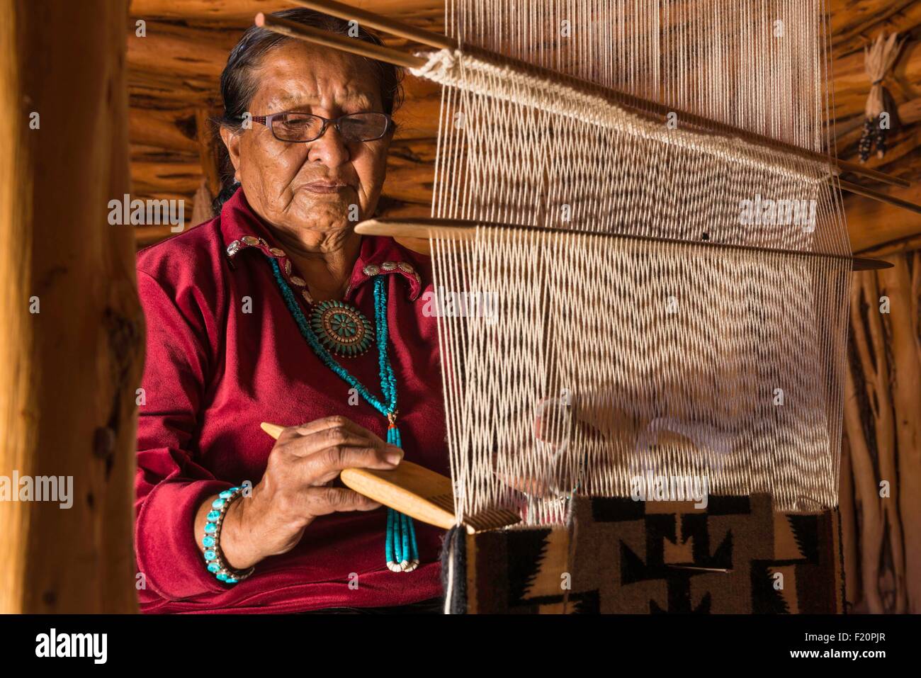 United States, Arizona, Navajo Nation, Monument Valley Tribal Park, hogan navajo traditionnel (maison) Banque D'Images