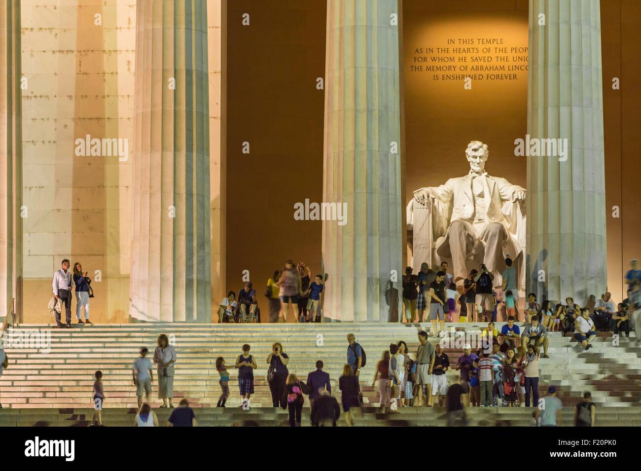United States, Washington DC, le Lincoln Memorial, de la statue d'Abraham Lincoln, les touristes assis sur la façade Banque D'Images