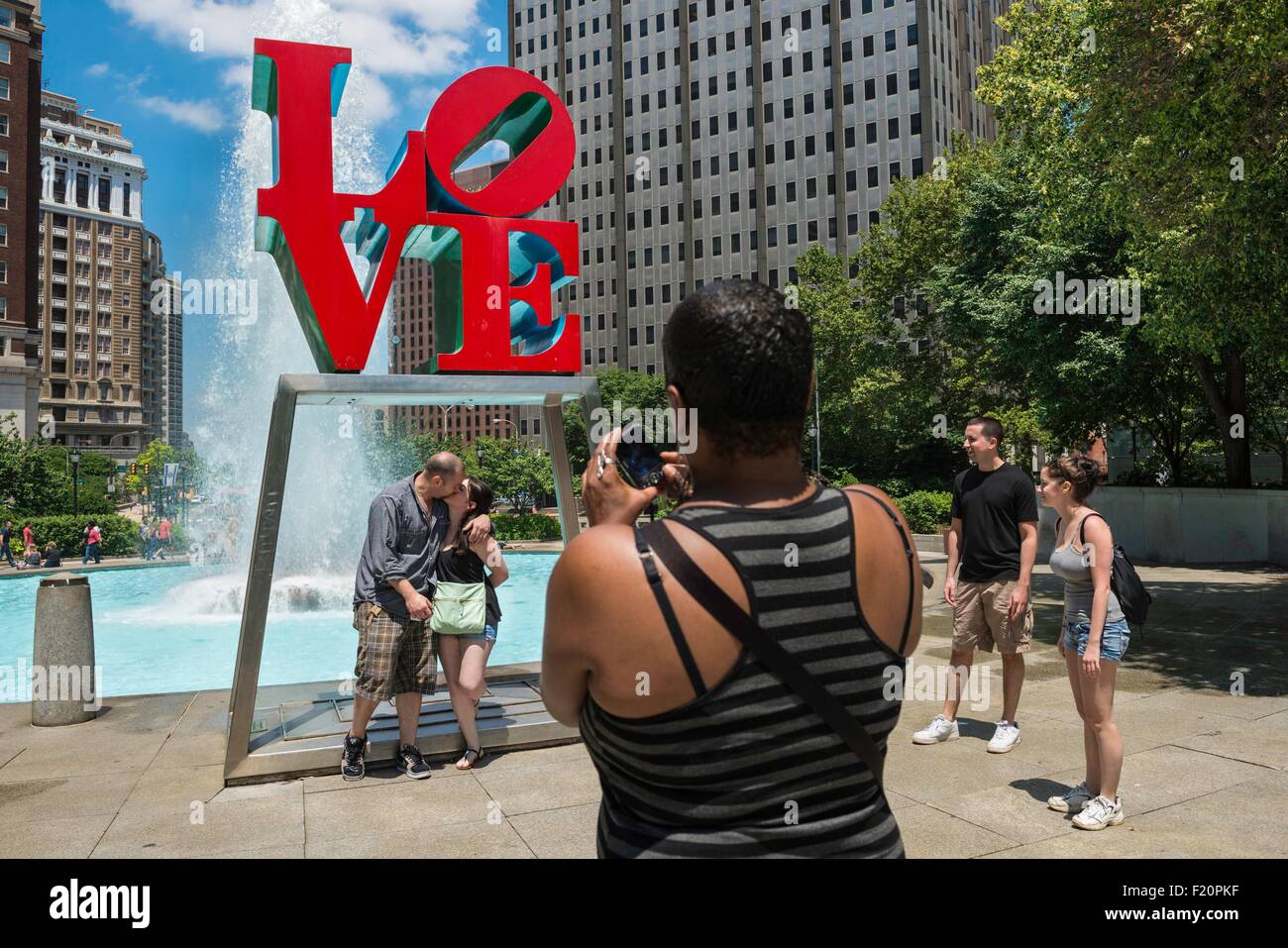 United States, Pennsylvania, Philadelphia, Citycenter, John F. Kennedy Plaza, parc, les touristes aiment la photographie en sculpture Robert Indiana Banque D'Images