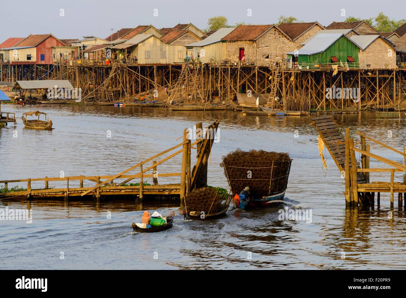 Le Cambodge, de Kompong Kleang, maisons sur pilotis village le long du lac Tonle Sap, pont-bascule Banque D'Images