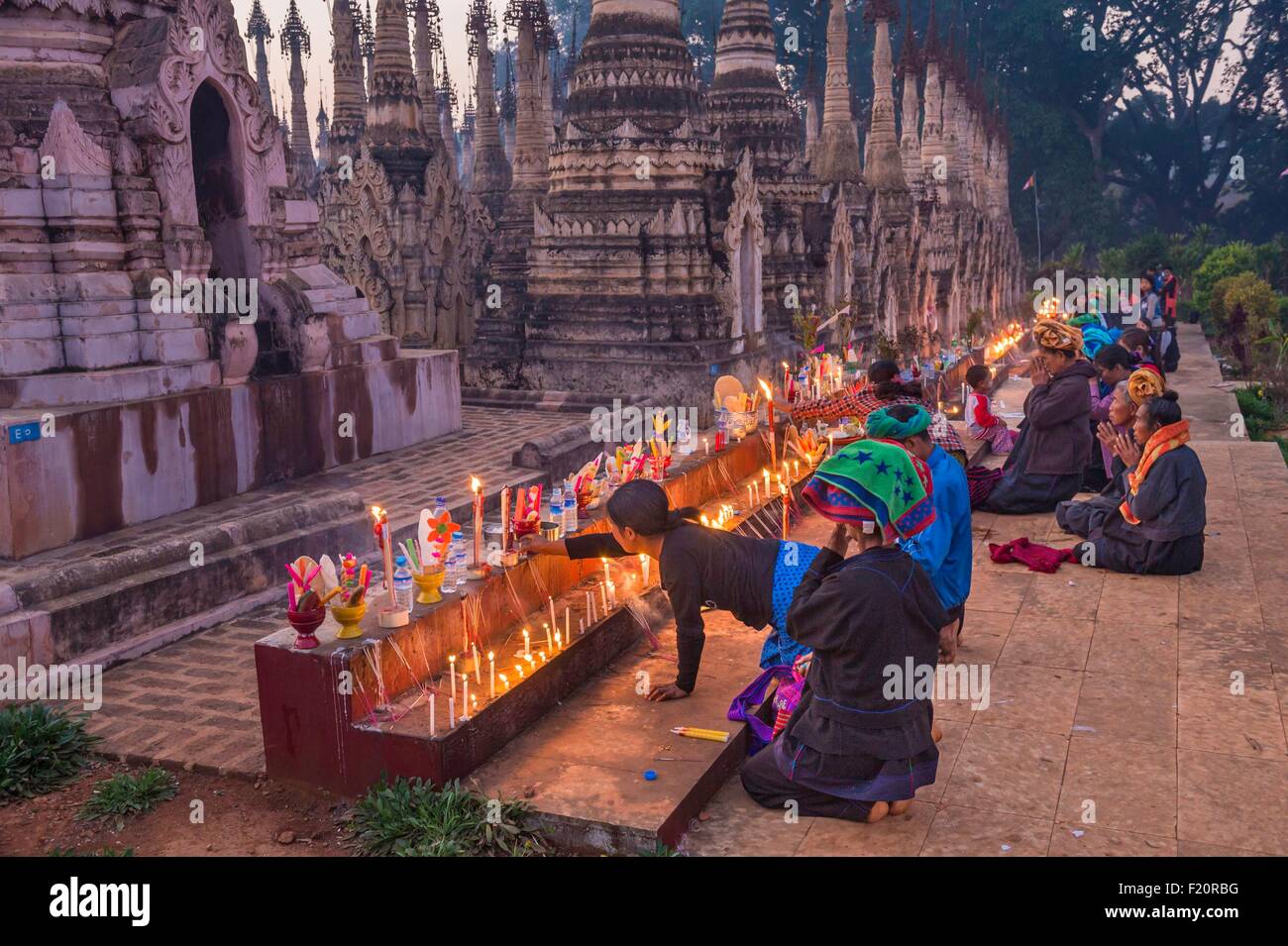 Myanmar (Birmanie), l'État de Shan, PAO, la tribu de Kakku, pèlerins priant pendant le festival de la pagode Kakku a organisé pour la pleine lune du mois de Tabaung calendrier birman Banque D'Images