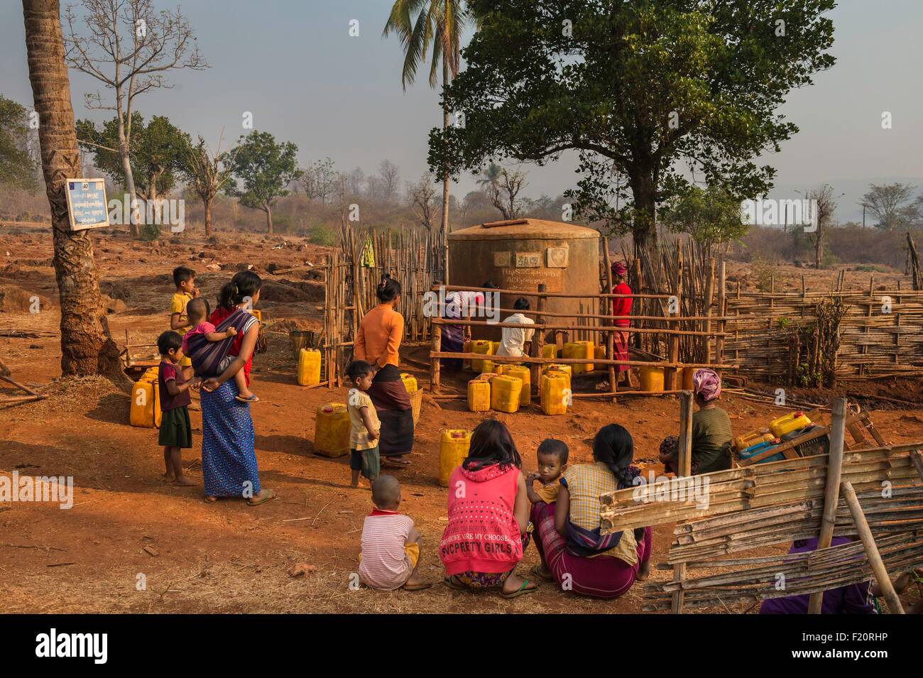Myanmar (Birmanie), de l'État de Kayah, Kayah, Tribu du Daw Gyi Mar, les gens n'ont pas d'eau courante, de sorte qu'ils ont à obtenir de l'eau du réservoir de la communauté Banque D'Images