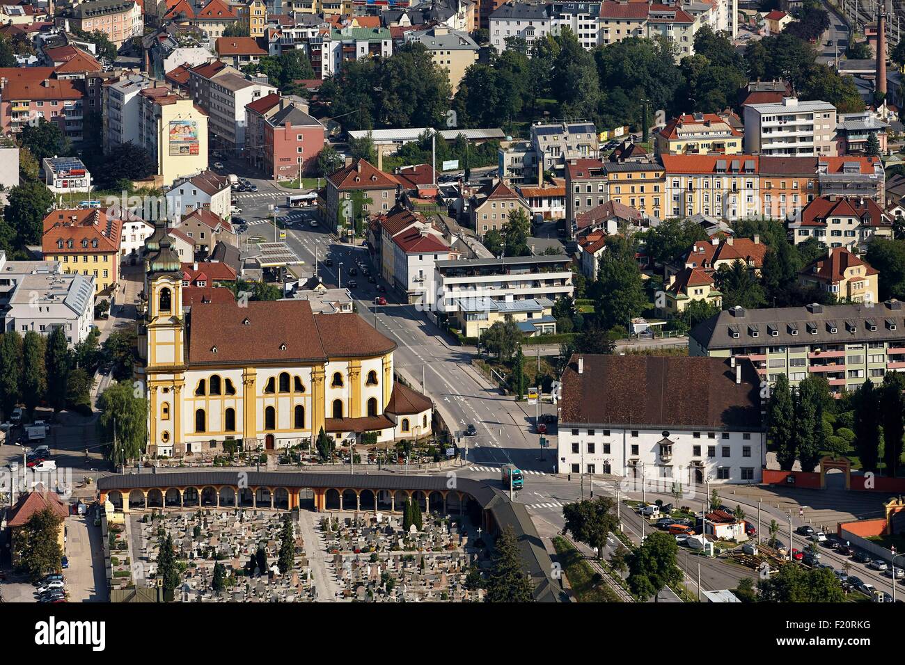 Autriche, Tyrol, Innsbruck à partir de l'Olympique de Bergisel ski jump, Église de l'abbaye de Wilten Banque D'Images