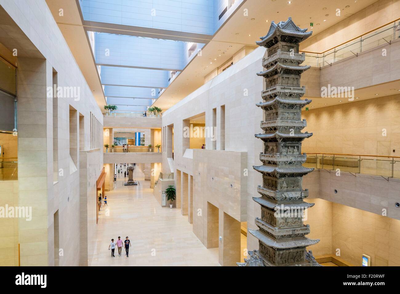 La Corée du Sud, Séoul, Yongsan-gu, Musée national installé dans un bâtiment inauguré en 2005 par l'architecte Kim Chang-Il Junglim (architectes et ingénieurs), sculpture de marbre Pagoda Gyeongcheonsa (14ème siècle) Banque D'Images