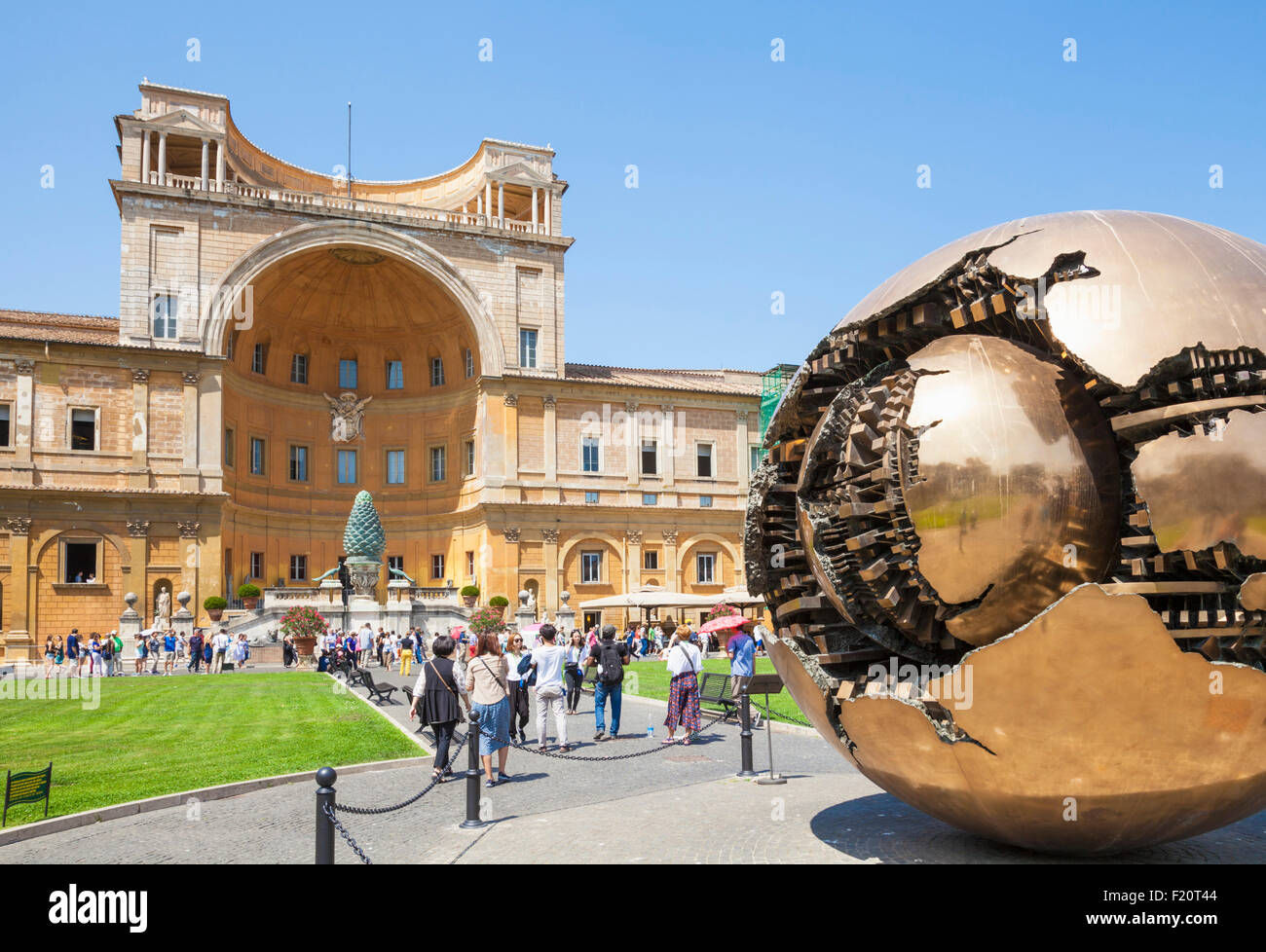 Dans sphère sphère par Pomodoro Cortile della Pigna à l'intérieur du musée du Vatican Vatican Rome Italie roma lazio eu Europe Banque D'Images