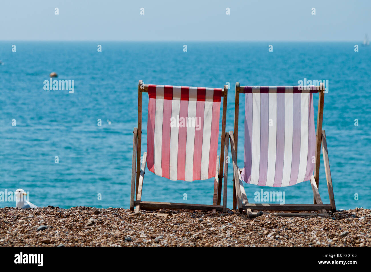 Transats sur la plage de Brighton, Angleterre Royaume-uni GB Banque D'Images