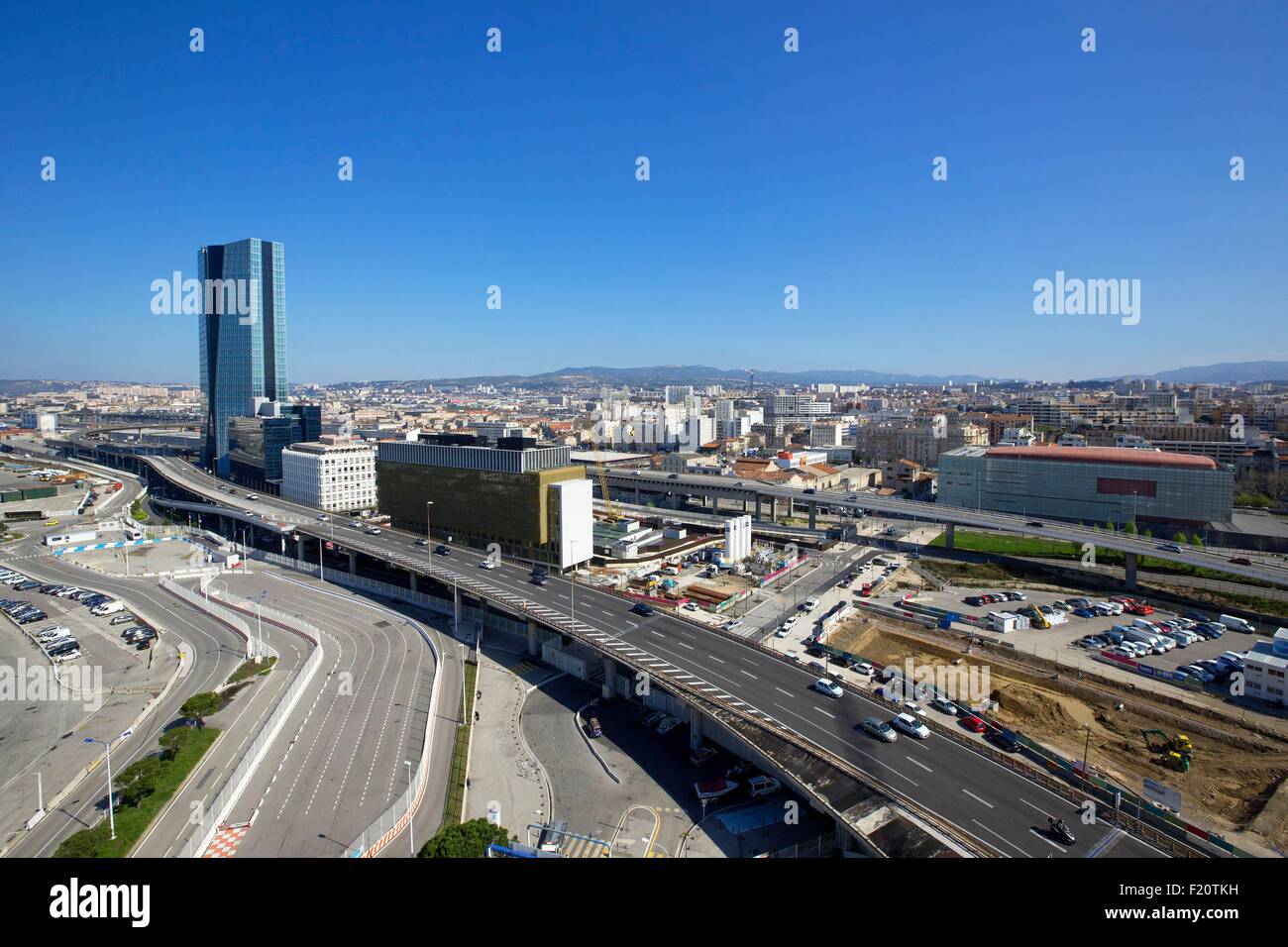 France, Bouches du Rhône, Marseille, zone euro-méditerranéenne, quartier de la Joliette, le dock, l'autoroute du littoral (A55), Archives Départementales et de la Bibliothèque Gaston Deferre et la Tour CMA CGM, architecte Zaha Hadid) , site H99 Tour Banque D'Images