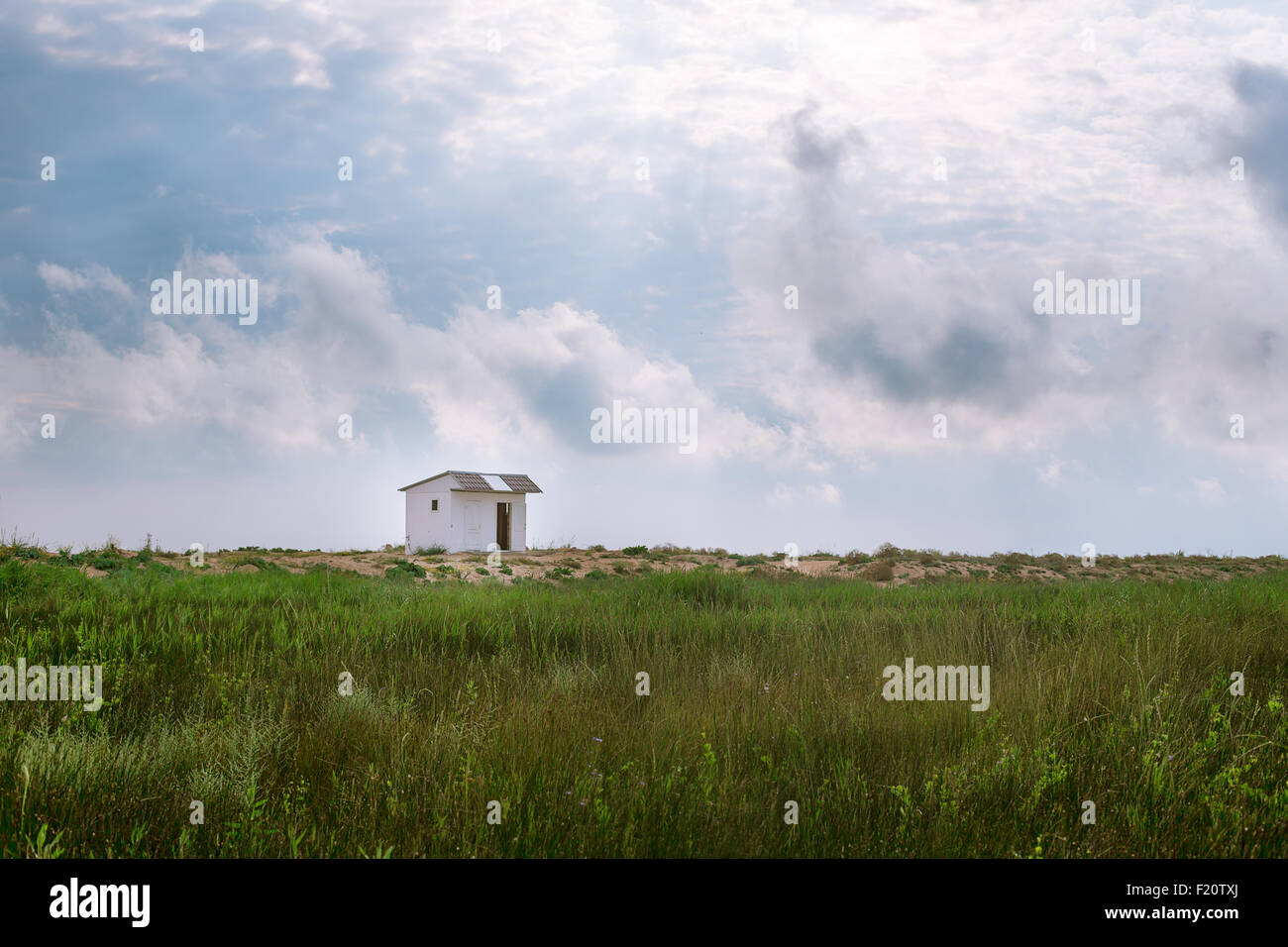 Paysage avec une petite maison de plage blanc Banque D'Images