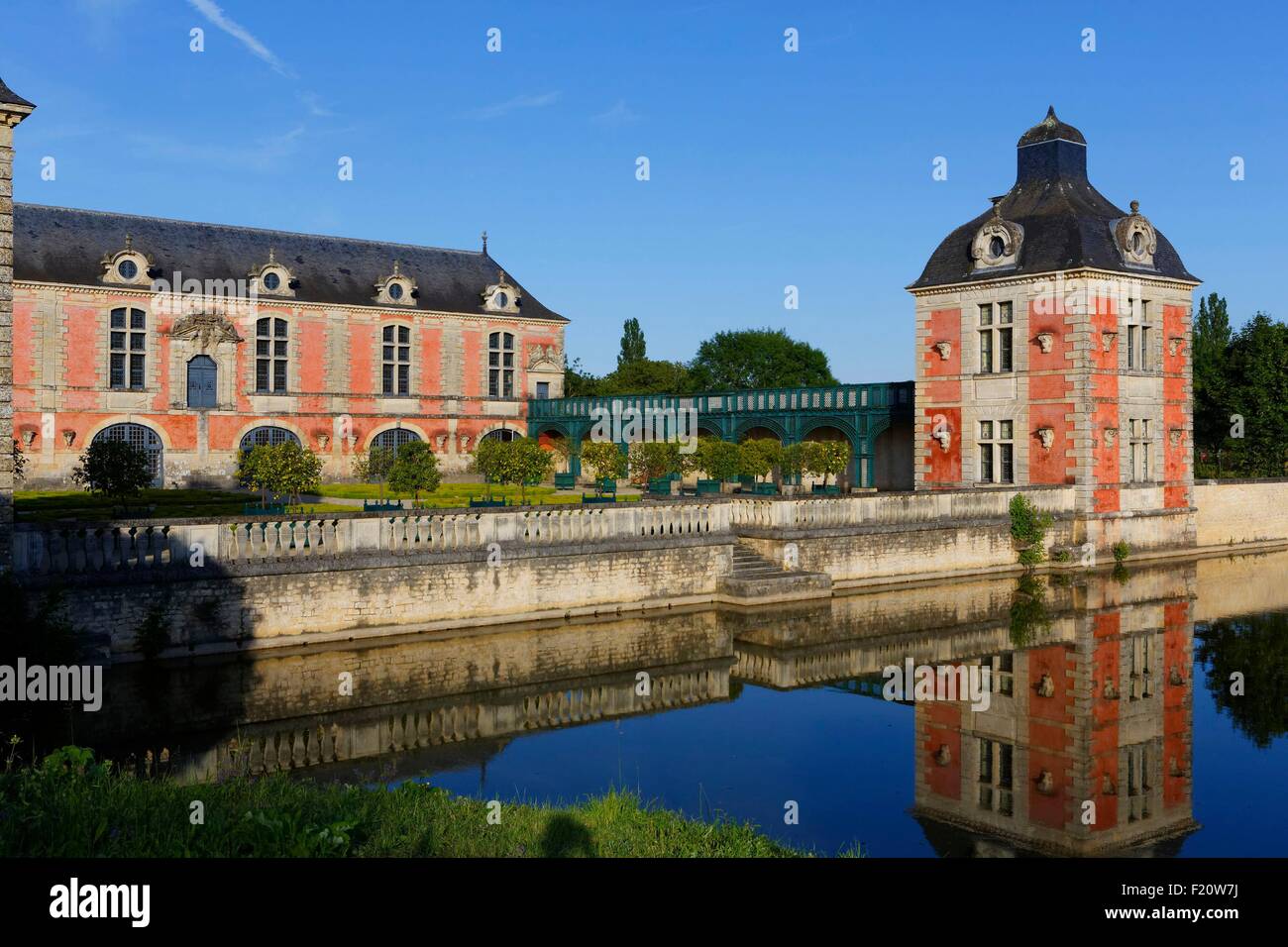 France, Vienne, La Mothe Saint Heray, Orangerie, bâtiment de deux étages en pierre et brique de style Louis XIII, construit de 1632 à 1634 par Nicolas Tillon, maître maçon de Richelieu Banque D'Images