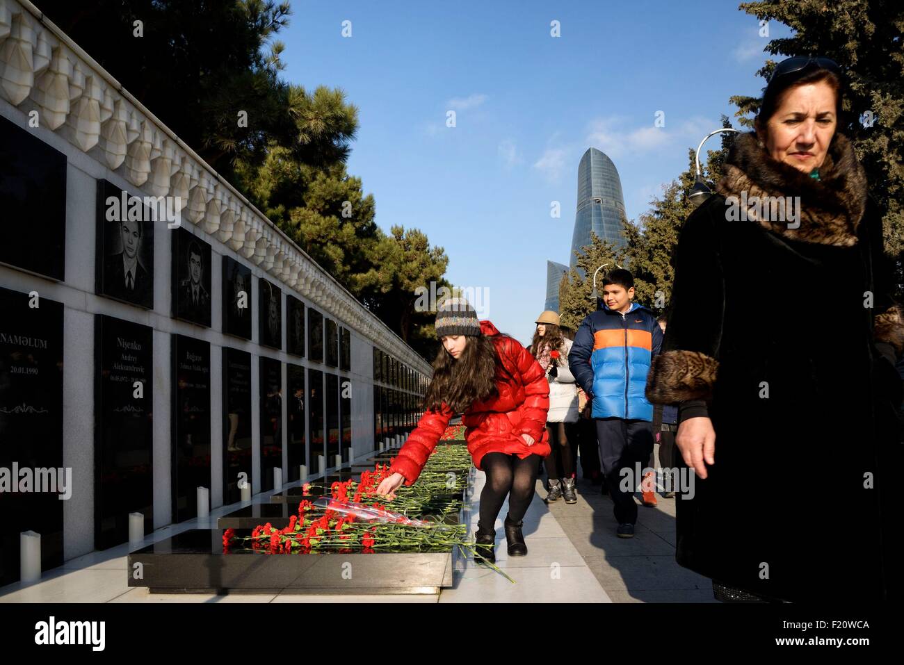 L'Azerbaïdjan, Bakou, Martyrs' Lane (Allée des Martyrs), des tombes de ceux qui ont été tués par l'armée soviétique au cours de janvier noir sur 20-01-1990 cérémonie militaire, lors de la 25e Journée de commémoration des martyrs en 2015 Banque D'Images
