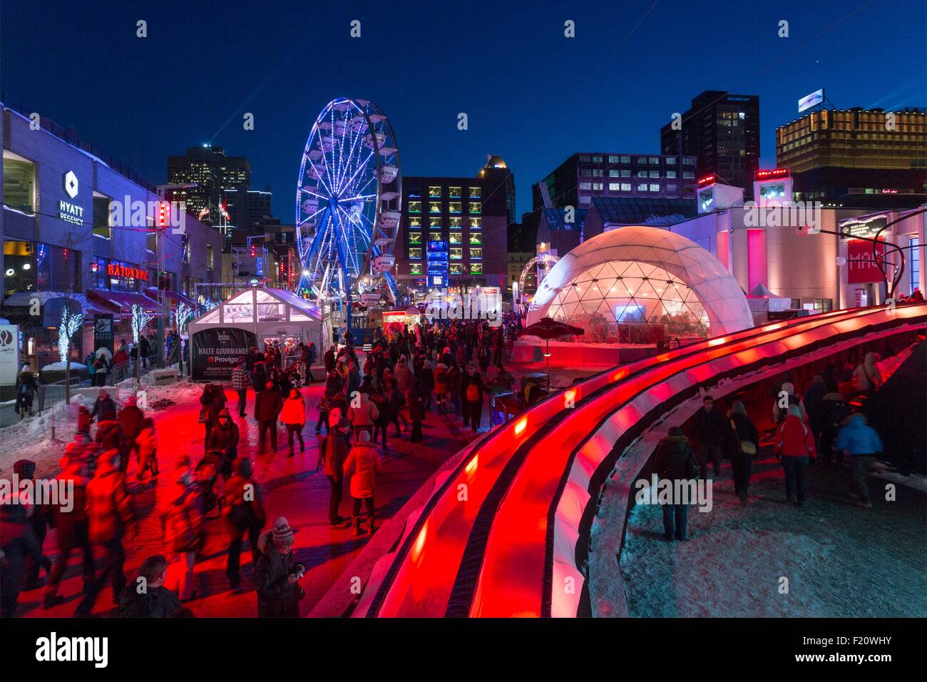 Canada, Québec, Montréal, le Festival Montréal en lumière d'hiver, la glace glisse urbaine et la grande roue sur l'esplanade de la Place des Arts Banque D'Images