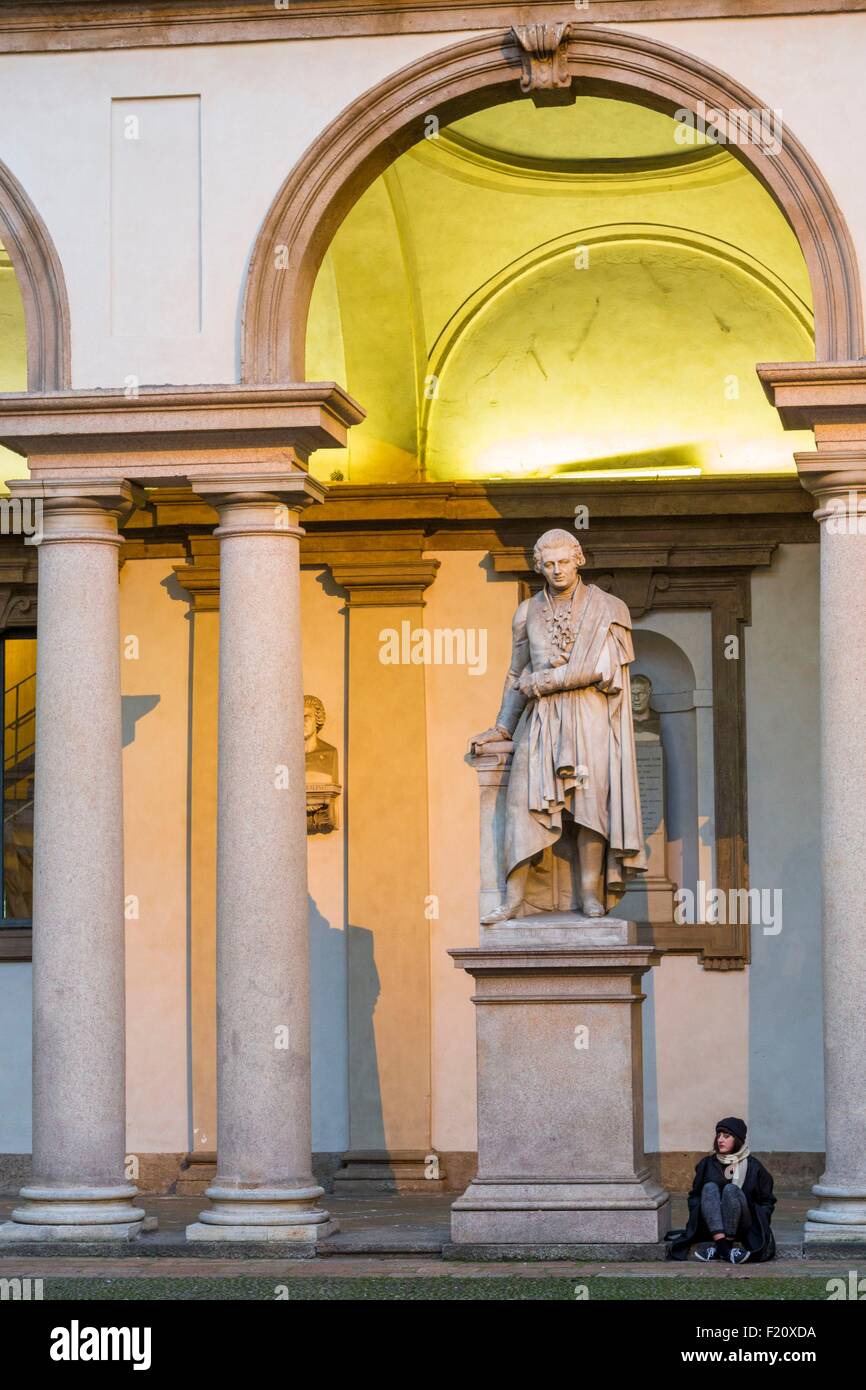 L'Italie, Lombardie, Milan, palais baroque Brera Pinacoteca di Brera musée d'art ancien et moderne inauguré en 1809 statue de Pietro Verri Banque D'Images