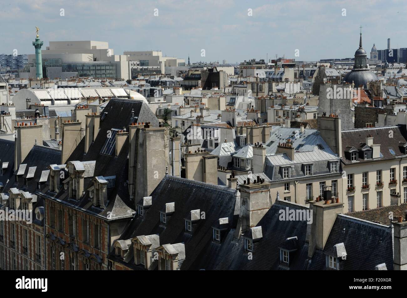 France, Paris, toits de Paris, dans l'arrière-plan le génie de la Bastille et l'Opéra (vue aérienne) Banque D'Images