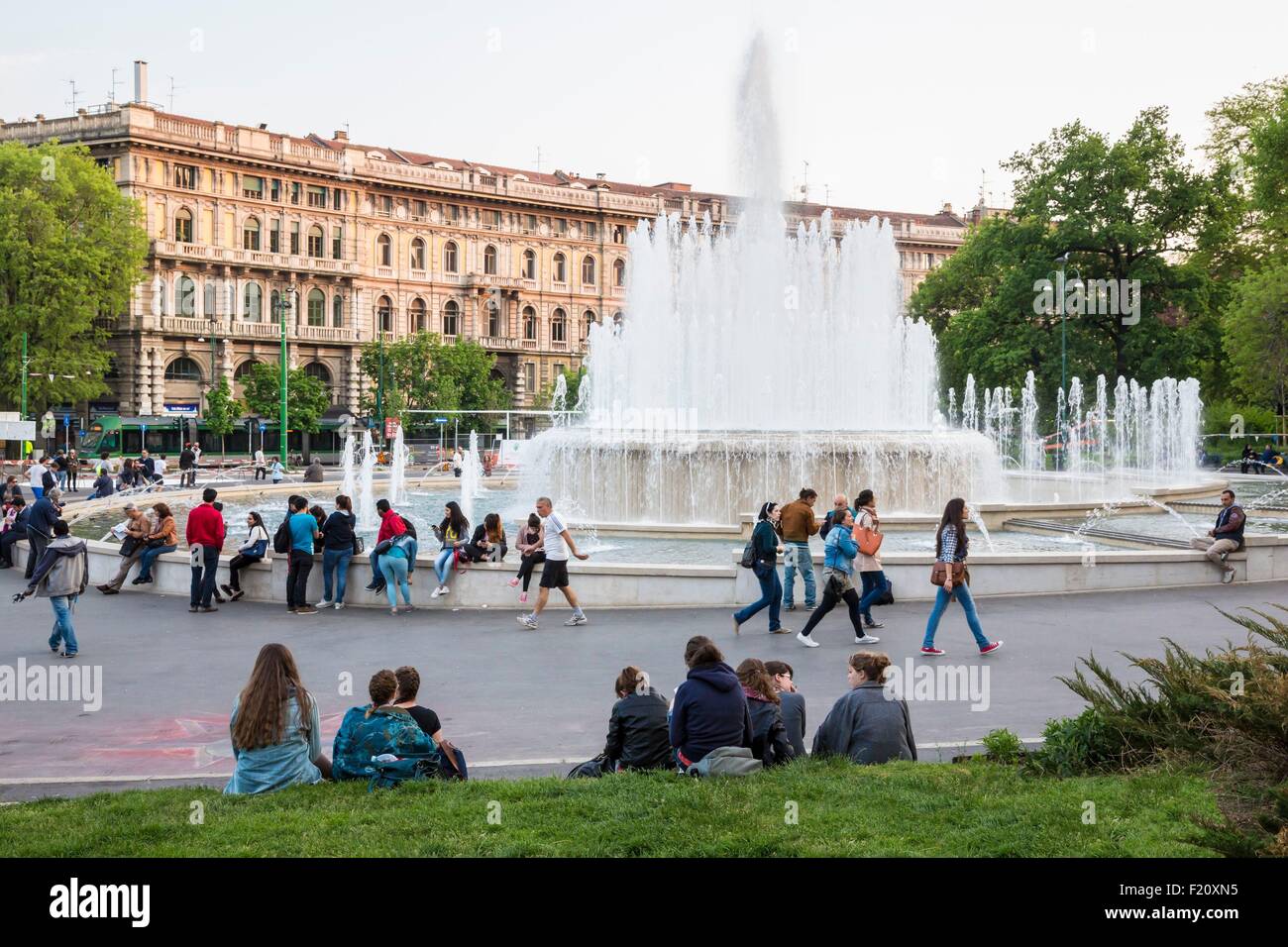 L'Italie, Lombardie, Milan, la place piazza Castello et sa fontaine de jets d'eau Banque D'Images