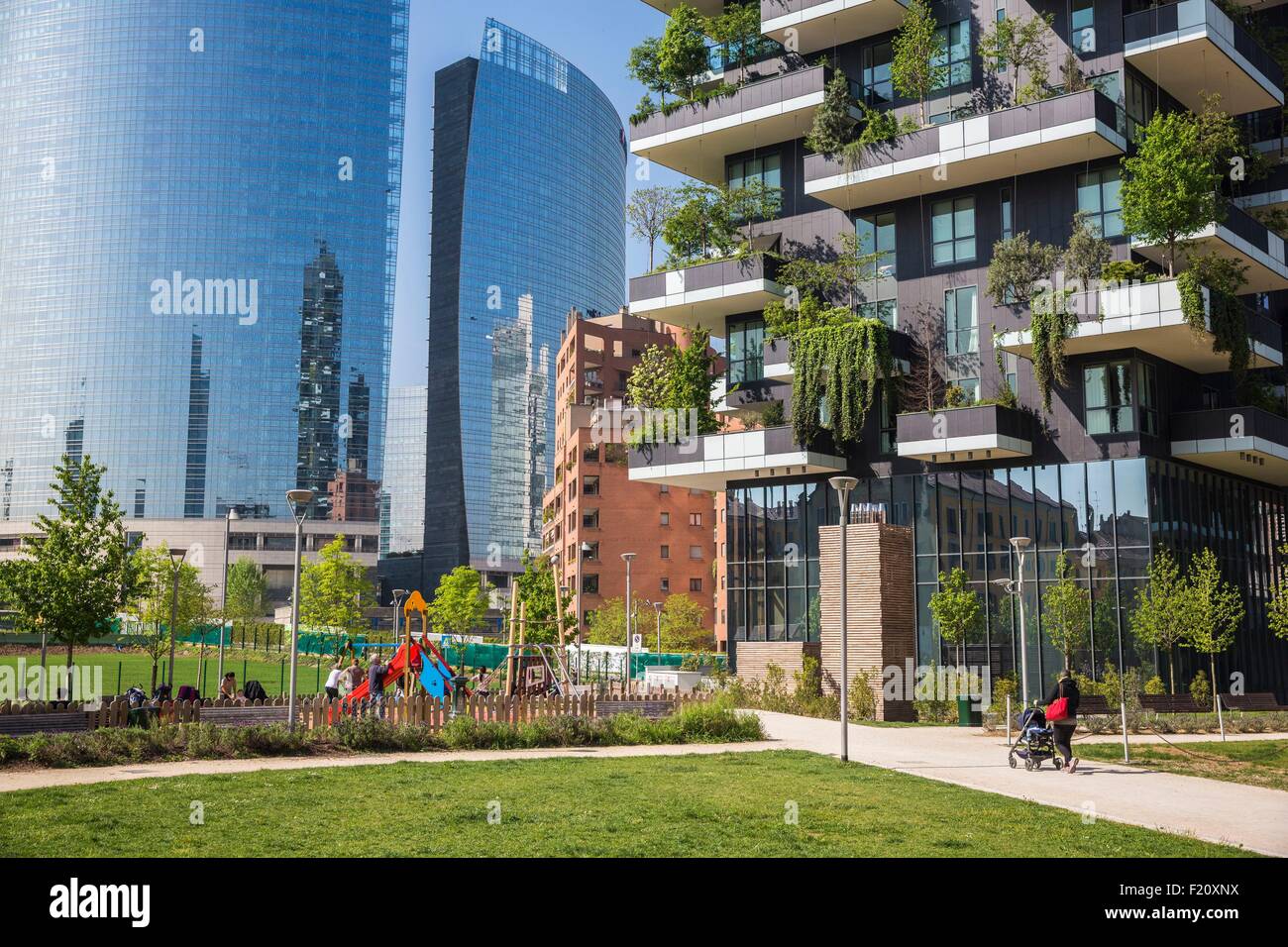 L'Italie, Lombardie, Milan, quartier de Porta Nuova, il Bosco Verticale, deux tours dessiné par Boeri Studio qu'ils possèdent des 8900m2 de standing terrasses de 900 arbres et la tour gratte-ciel de l'Italie plus d'Unicredit Banque D'Images