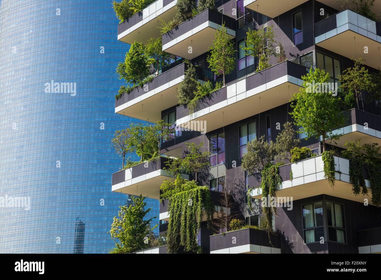 L'Italie, Lombardie, Milan, quartier de Porta Nuova, il Bosco Verticale, deux tours dessiné par Boeri Studio qu'ils possèdent des 8900m2 de standing terrasses de 900 arbres et la tour gratte-ciel de l'Italie plus d'Unicredit Banque D'Images