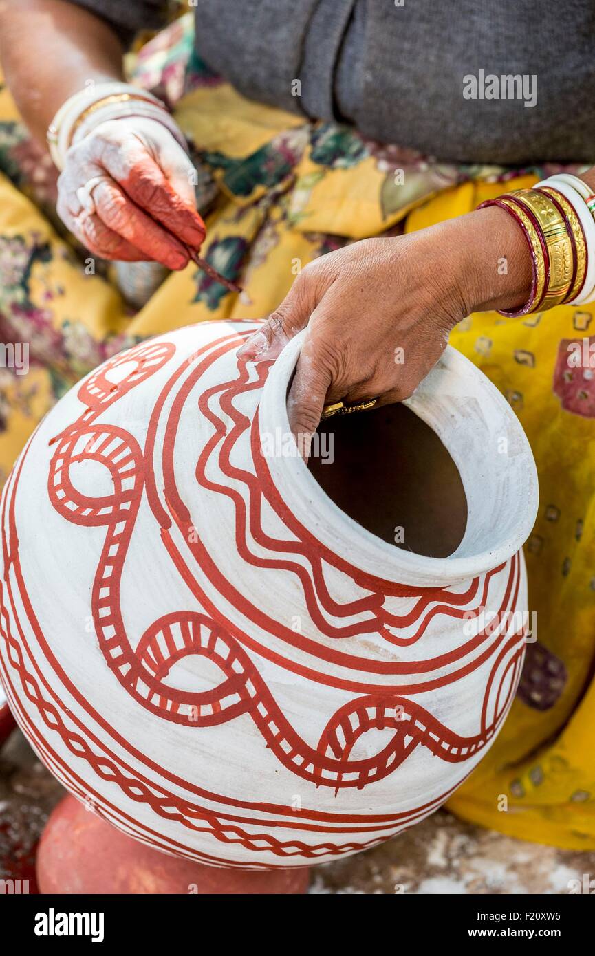 L'Inde, Rajasthan, Jodhpur, woman painting potery pour un mariage Banque D'Images
