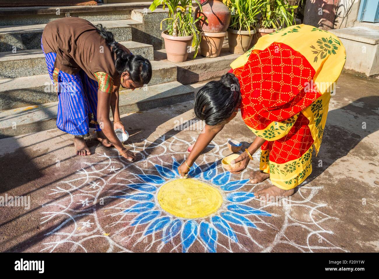 L'Inde, l'Etat du Tamil Nadu, Madurai, sable dessin fait devant les maisons pour la fête de la récolte de Pongal Banque D'Images