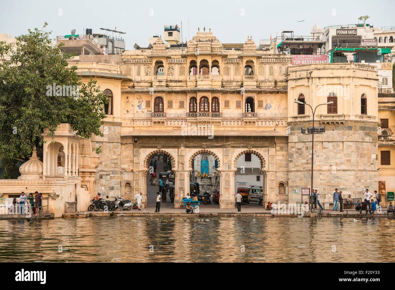 L'Inde, Rajasthan, Udaipur, ghats sur le lac Pichola Banque D'Images