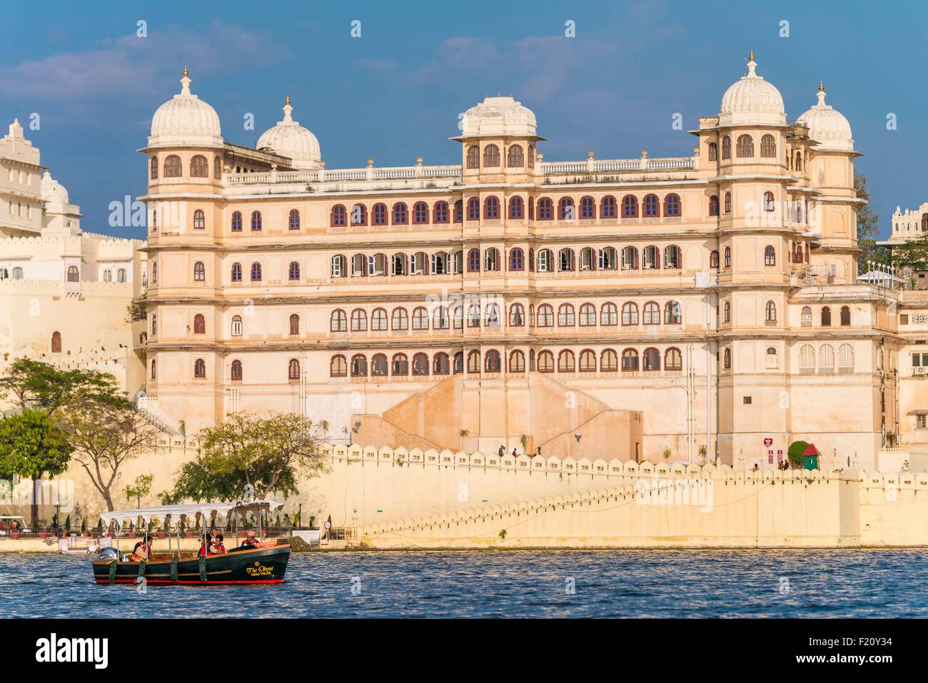 L'Inde, Rajasthan, Udaipur, le City Palace sur le lac Pichola Banque D'Images