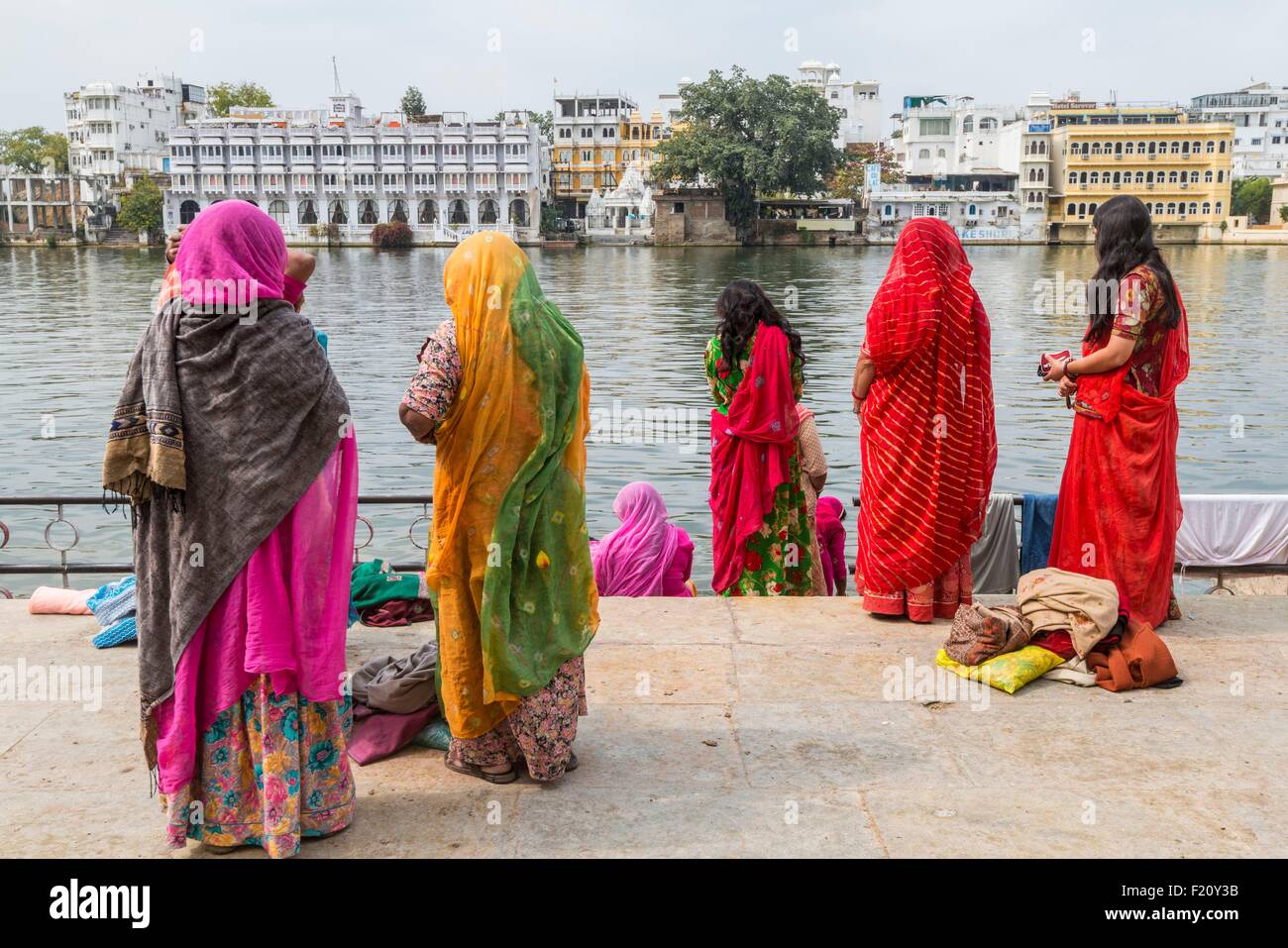 L'Inde, Rajasthan, Udaipur, à laver les vêtements sur les ghats du lac Pichola Banque D'Images