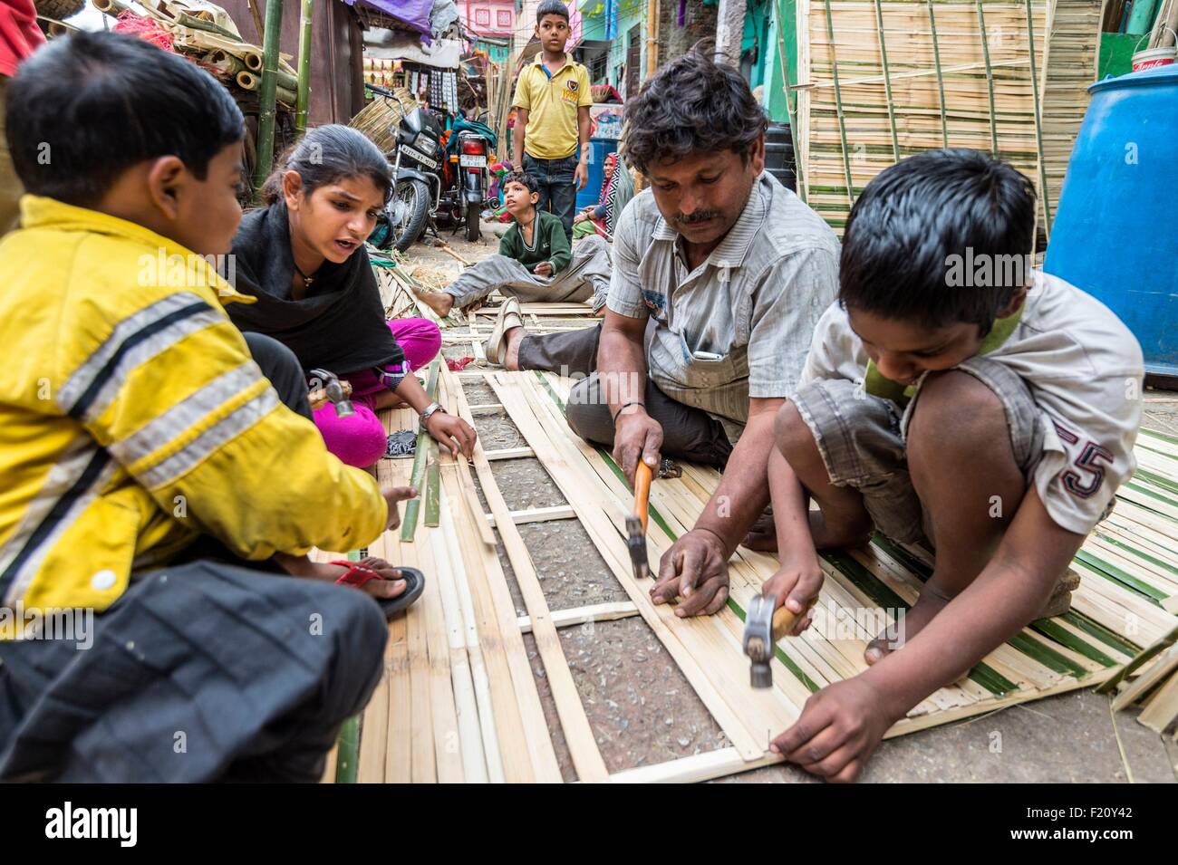 L'Inde, Rajasthan, Udaipur, les enfants au travail Banque D'Images