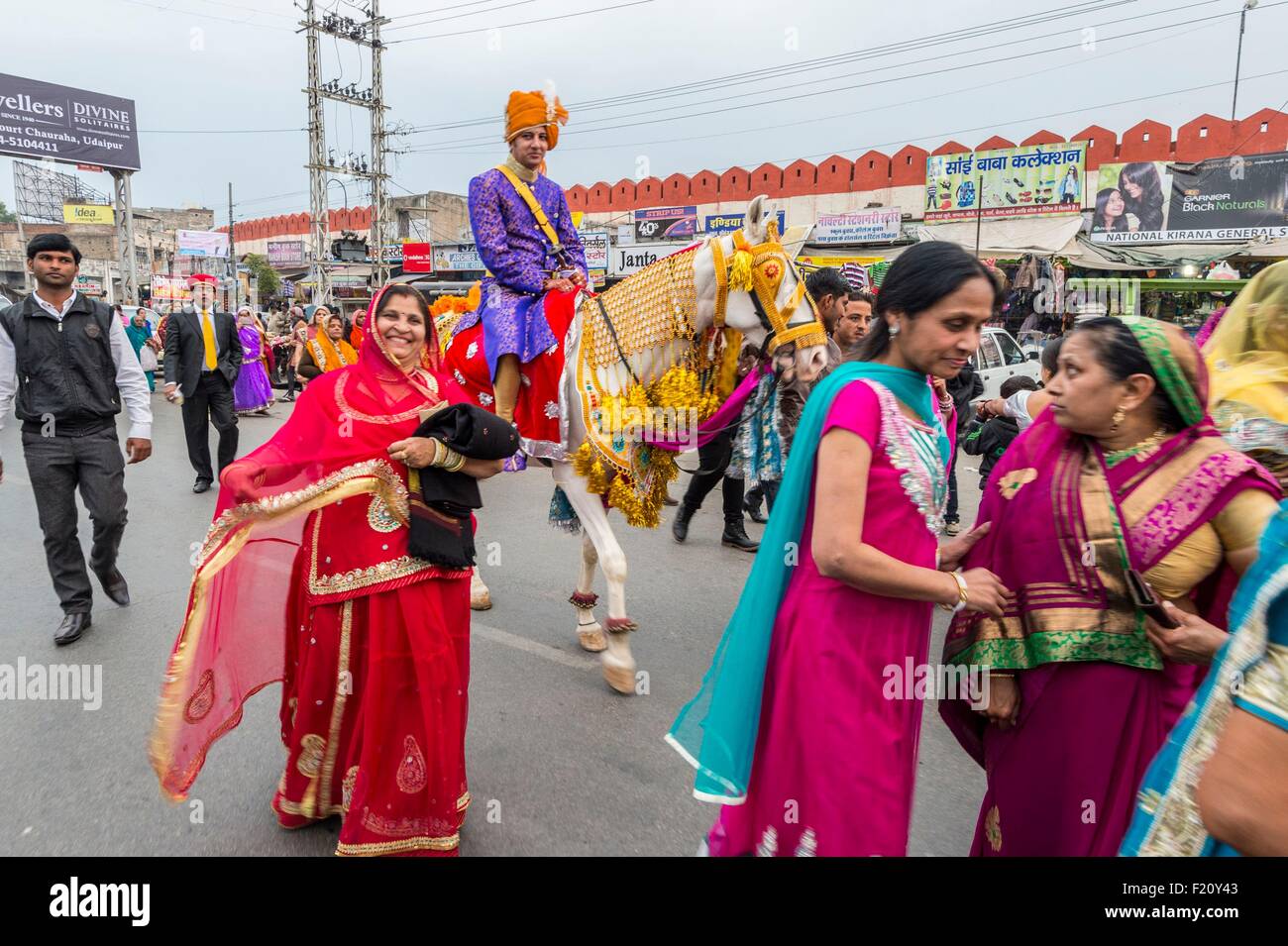 L'Inde, Rajasthan, Udaipur, mariage procession avec le groom riding a horse Banque D'Images