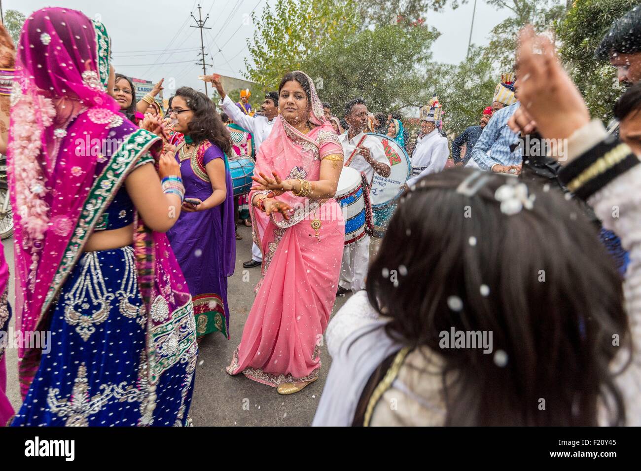 L'Inde, Rajasthan, Udaipur, mariage procession avec le groom riding a horse Banque D'Images