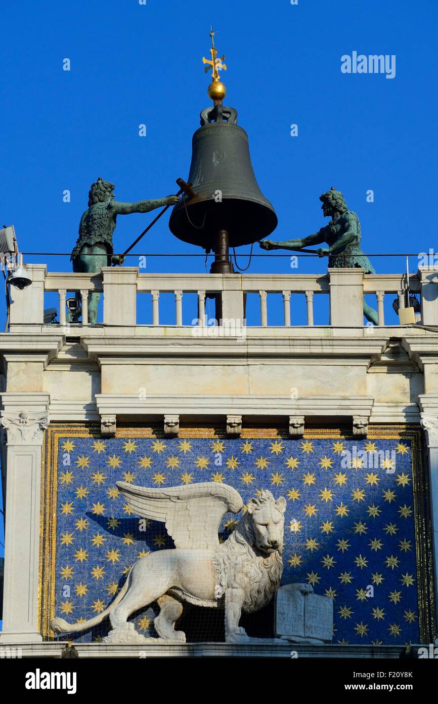 Italie, Vénétie, Venise, classé au Patrimoine Mondial de l'UNESCO, la place San Marco, Torre del orologio, le jaquemart (horloge automate qui cloche qui sonne pour indiquer les heures) Banque D'Images