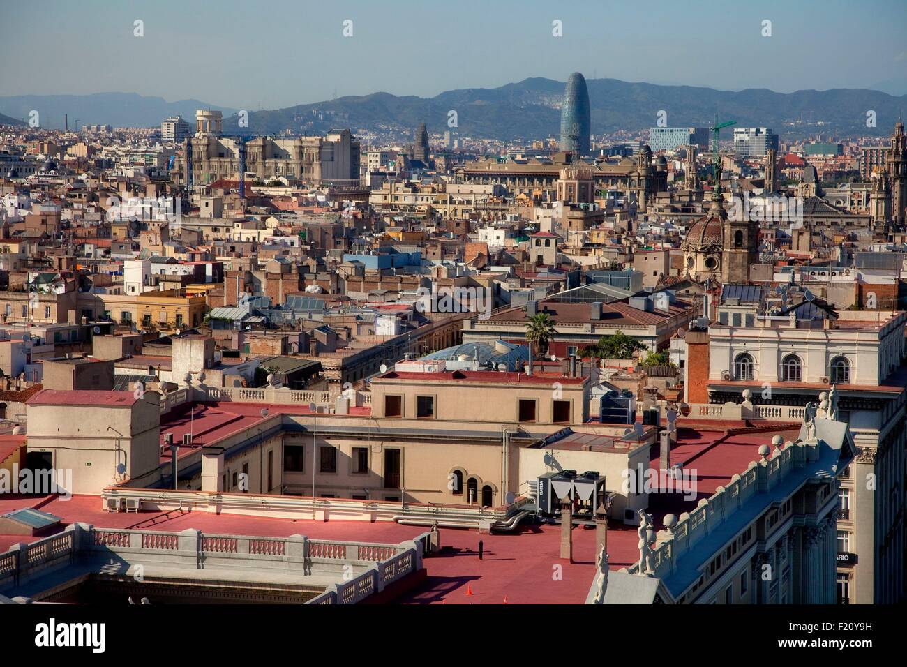 Espagne, Catalogne, Barcelone, vue panoramique de la tour Agbar de Born et dans l'horizon Banque D'Images