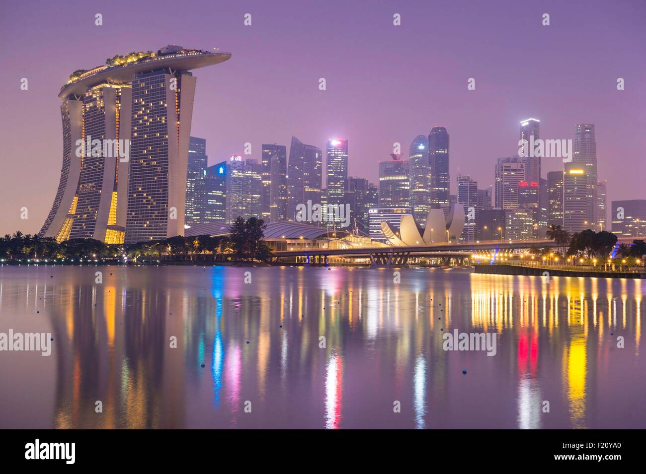Singapour, Marina Bay, Marina Bay Sands Hotel, le Musée des Arts et des Sciences, roue Singapore Flyer et les toits du quartier financier Banque D'Images