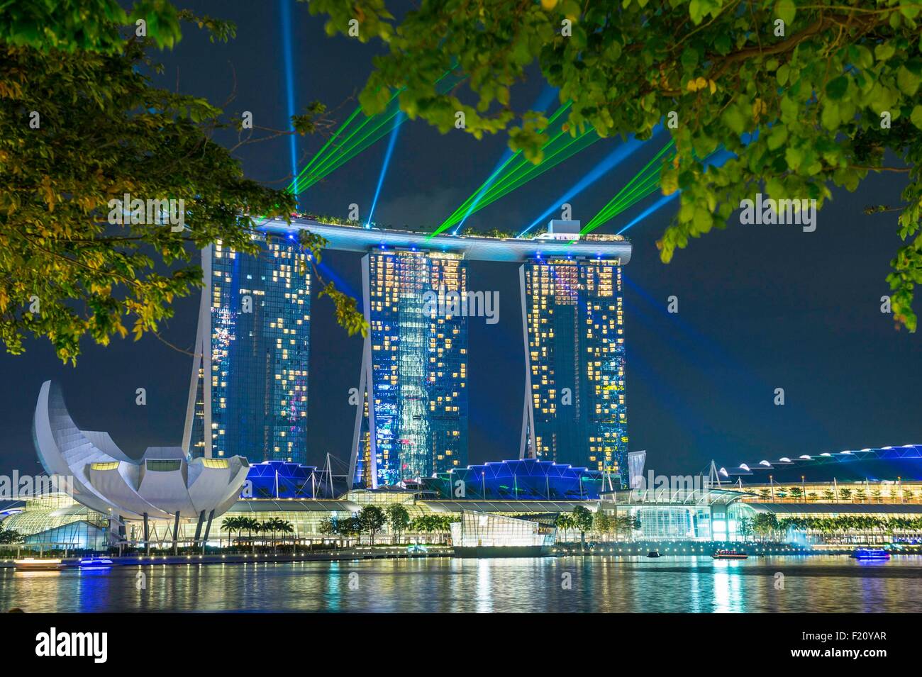 Marina Bay, Singapour, Marina Bay Sands, hôtel de luxe ouvert en 2010 et le Musée des Arts et des sciences construit comme une forme de fleur de lotus par l'architecte Moshe Safdie Banque D'Images