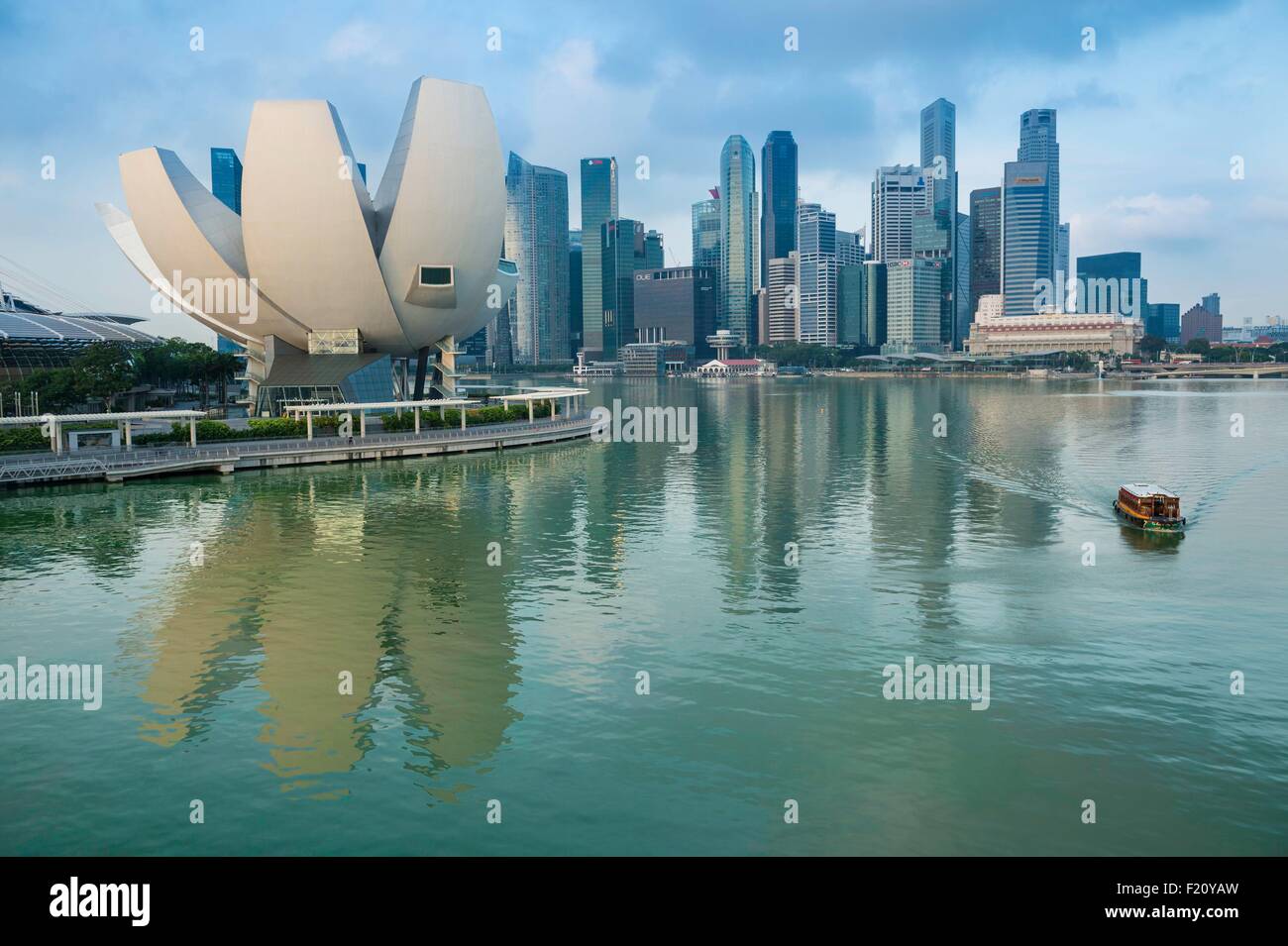 Marina Bay, Singapour, le quartier financier avec ses horizons, des arts et des sciences construit comme une forme de fleur de lotus par l'architecte Moshe Safdie Banque D'Images
