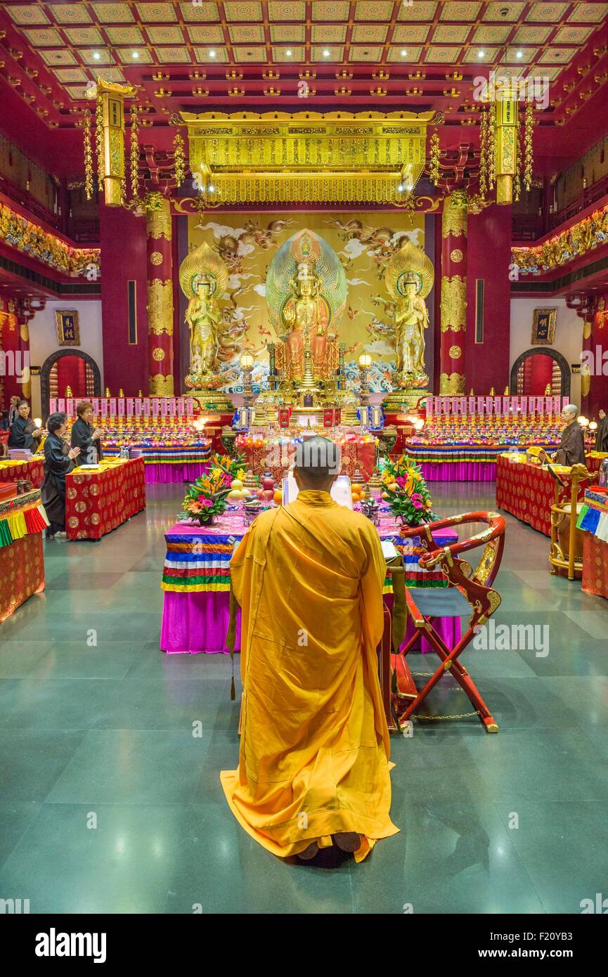 Singapour, les Buddha Tooth Relic temple bouddhiste, les moines priant Banque D'Images