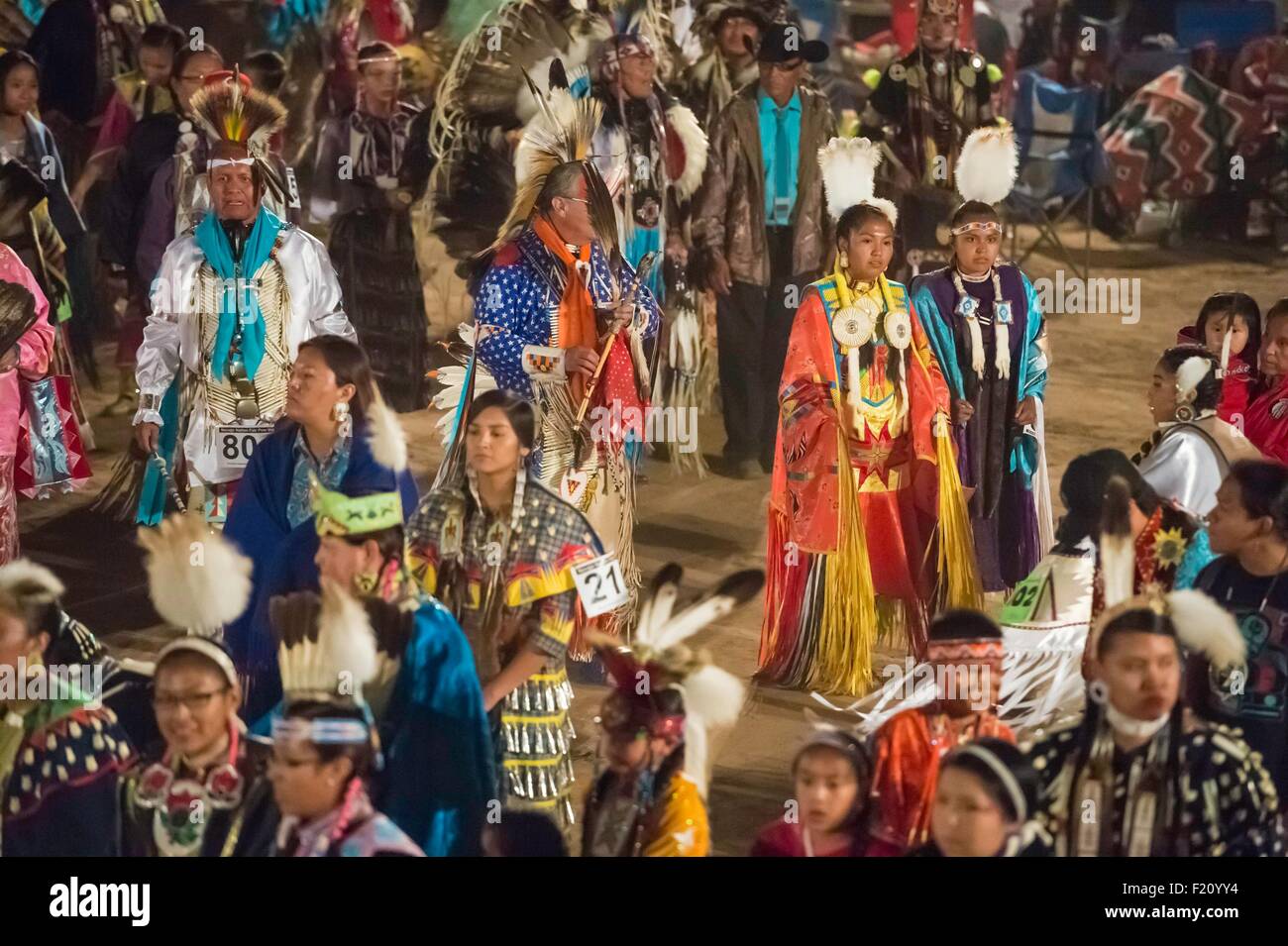 United States, Arizona, Window Rock, Festival Navajo Nation juste, les jeunes navajos portant des vêtements de cérémonie (regalia) lors d'un Pow-wow (danses traditionnelles) Banque D'Images