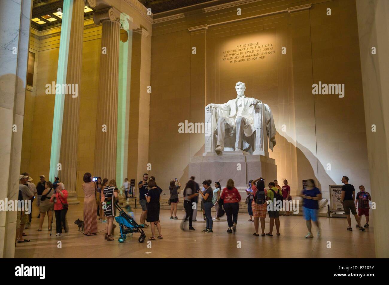 United States, Washington DC, le Lincoln Memorial, de la statue d'Abraham Lincoln, les touristes assis sur la façade Banque D'Images