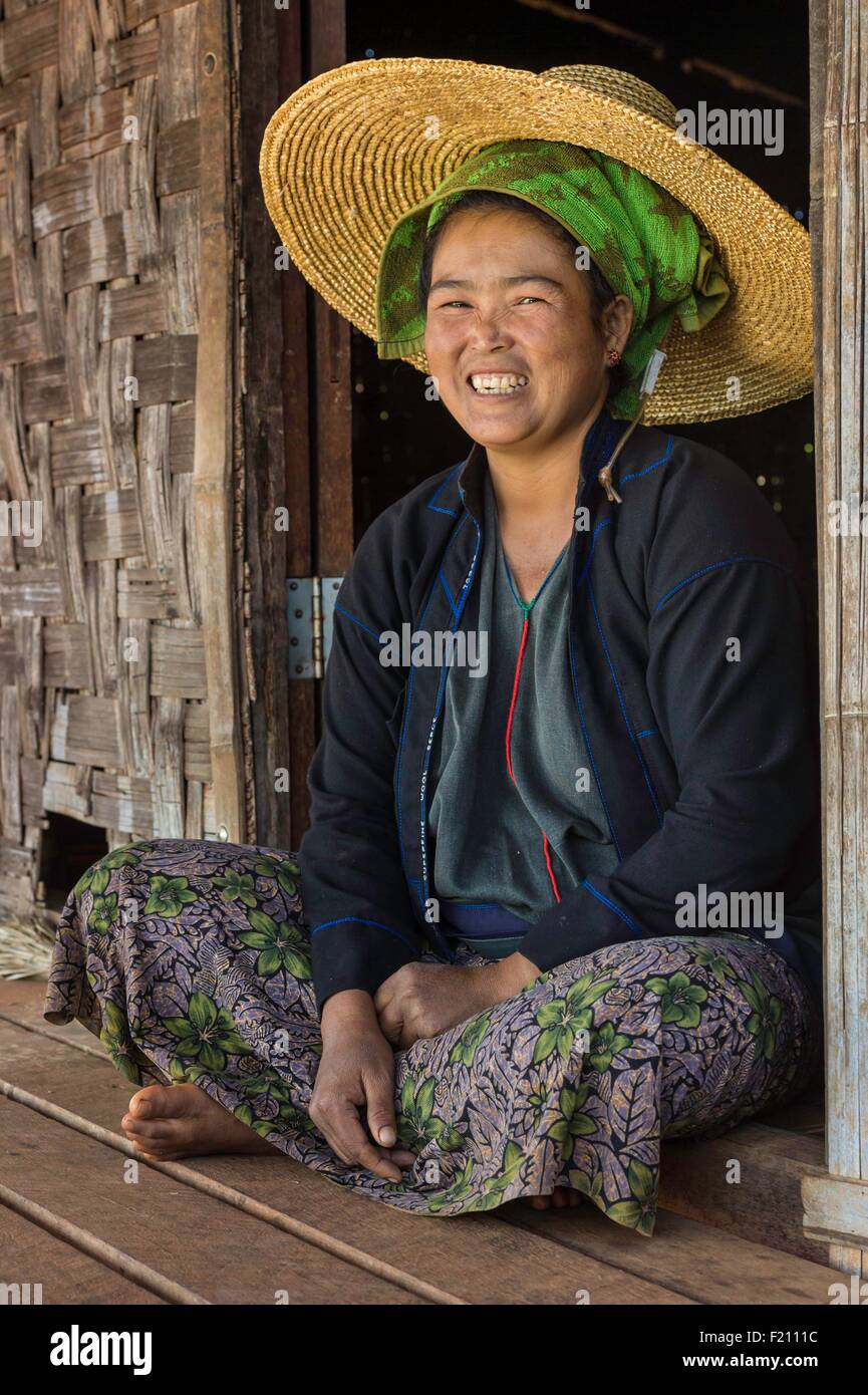 Myanmar (Birmanie), l'État de Shan, PAO, la tribu de Kakku, agriculteur de la préparation pour faire un panier de bambou Banque D'Images