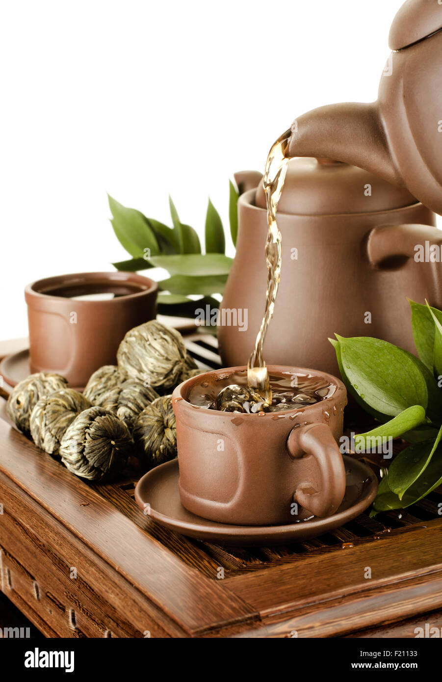 Photo verticale, de l'argile thé théière tasse à débit sur fond blanc, isolé, cérémonie du thé Banque D'Images