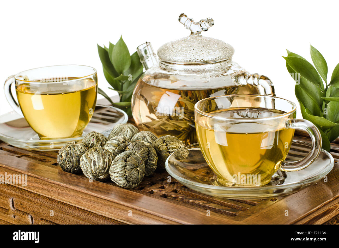 La vie toujours de la théière en verre tasse thé vert en débit en bois sur fond blanc, sous-plat, isolé, cérémonie du thé Banque D'Images