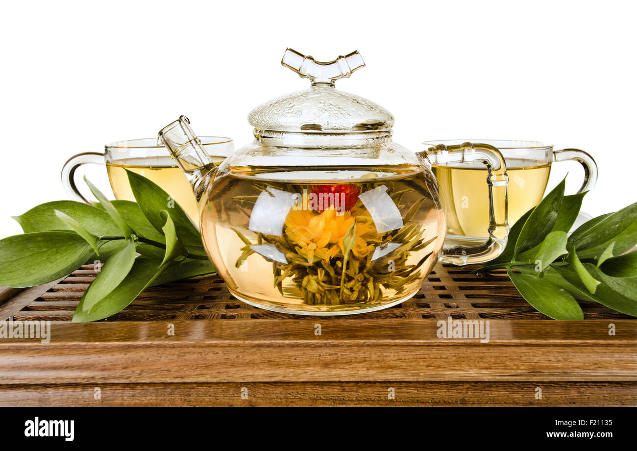 La vie toujours de la théière en verre tasse thé vert en débit en bois sur fond blanc, sous-plat, isolé, cérémonie du thé Banque D'Images