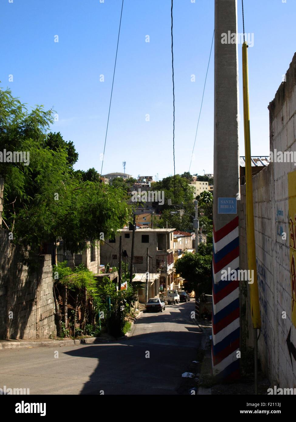 Une rue dans un quartier pauvre de la capitale Santo Domingo. Banque D'Images