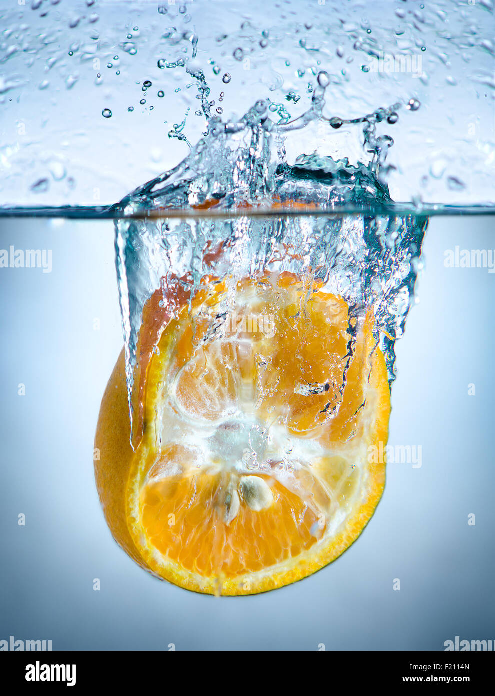 Un jaune orange drop en bleu avec des touches de l'eau Banque D'Images