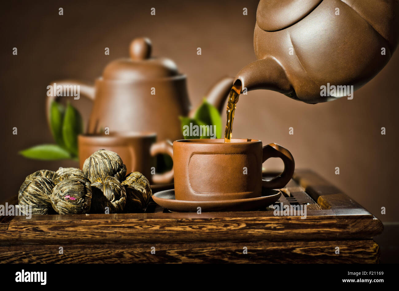 Photo horizontale, de l'argile thé théière tasse à débit sur fond brun, cérémonie du thé Banque D'Images