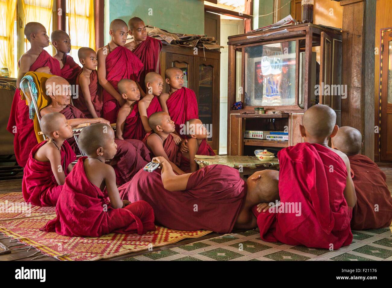 Myanmar (Birmanie), l'État de Kayah, Demawso, Ngwe Daung monastère, les moines à la recherche à plat Banque D'Images